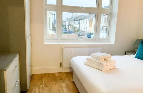 West Finchley House | Ballard's Ground Apartment