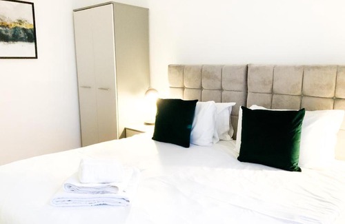 West Finchley House | Ballard's Ground Apartment