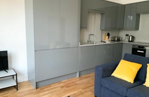 West Finchley House | Ballard's Ground Apartment