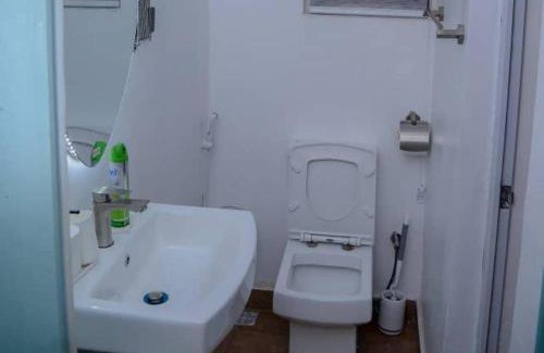 Surulere Apartment | Bamgbose Apartments - Sleeps 2 - Parking - WiFi