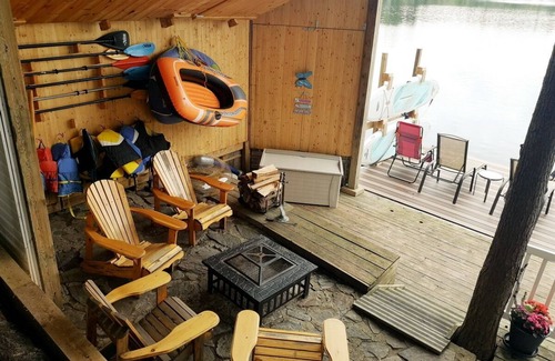 Faraday Cottage | Bancroft area, foosball, pool table, arcade, badminton and more.