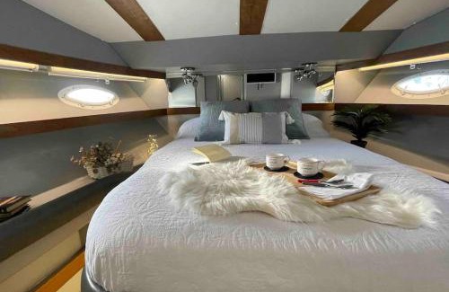 Poblats Maritims Boat Rental | Barco Apartamento Playa Valencia