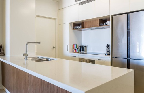 Bulimba Apartment | Barramul on the Park Sleeps 6 Guests
