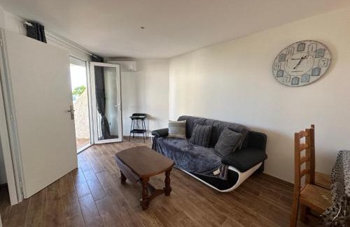 Pietrosella Villa | Bas de villa Climatisé et wifi 2 chambre pour 4 personnes et petite vue mer