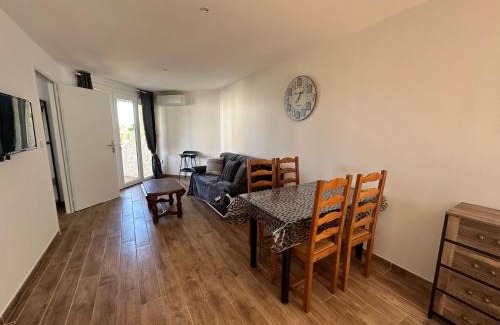 Pietrosella Villa | Bas de villa Climatisé et wifi 2 chambre pour 4 personnes et petite vue mer
