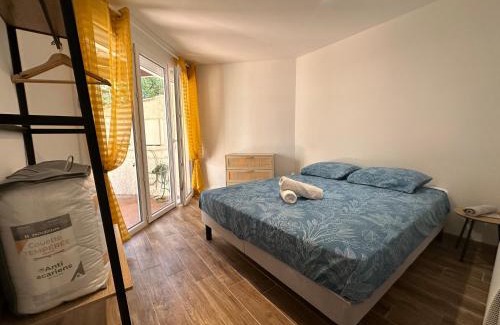 Pietrosella Villa | Bas de villa Climatisé et wifi 2 chambre pour 4 personnes et petite vue mer
