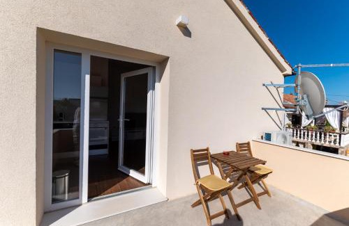 Vir Apartment | Basic Old House