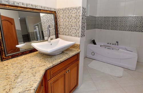 IronShore Estates Bed & Breakfast | Basileia Palace
