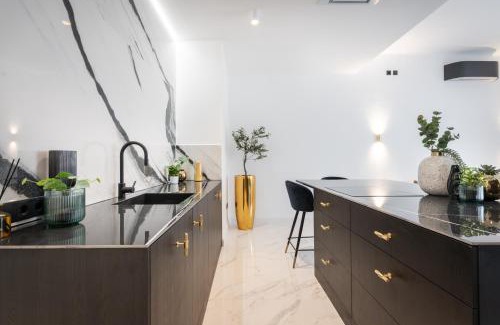 Inner City Budapest Apartment | Basilica Presidential panorama suits