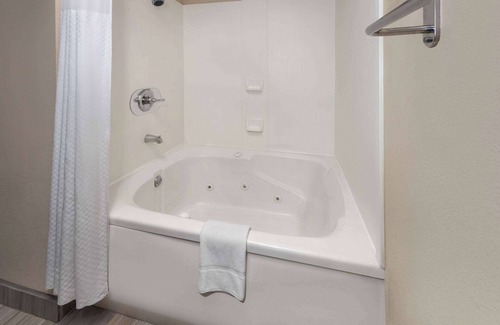 Akron Hotel | Baymont by Wyndham Copley Akron