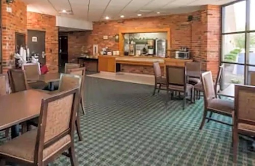 Normal Hotel | Baymont by Wyndham Normal Bloomington