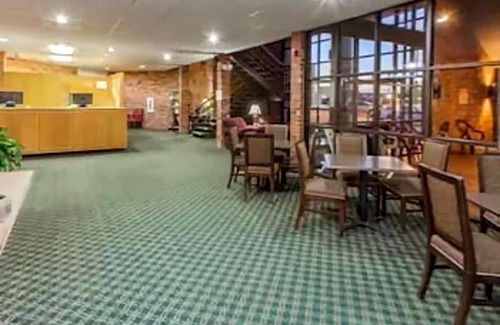 Normal Hotel | Baymont by Wyndham Normal Bloomington
