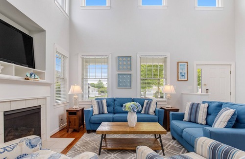 The Commons House | Bayside Resort house w/ pool, gym, basketball court, and golf on-site