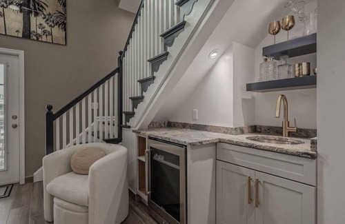 Dewey Beach Condo | Beach Block Freshly renovated 2-bedroom condo in lovely Dewey Beach on Rodney st