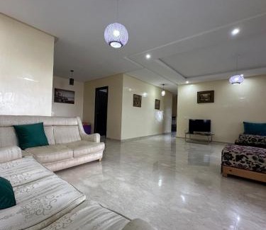 Pont Blondin Apartment | Beach flat with pool at Al Mansouria