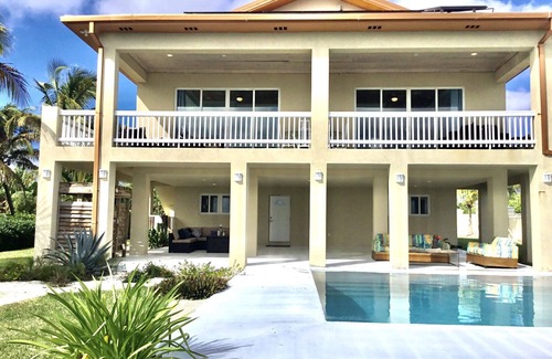 High Rock Villa | Beach front with Pool. Charming 4 bdrm Villa with AC/Patios &Blue Green Ocean