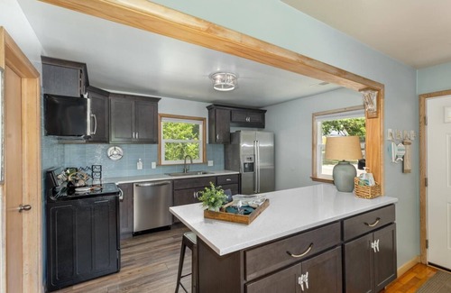 Saugatuck Cottage | Beach Glass Block From Heart of Saugatuck!