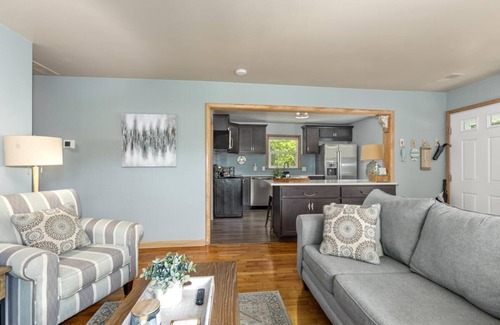 Saugatuck Cottage | Beach Glass Block From Heart of Saugatuck!