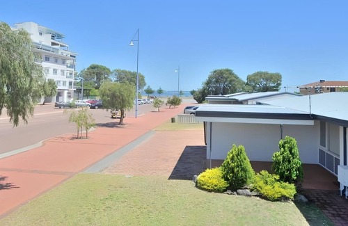 Rockingham Apartment | Beach holiday unit 1min from the beach with a garden and an office!