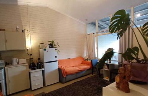 Rockingham Apartment | Beach holiday unit 1min from the beach with a garden and an office!