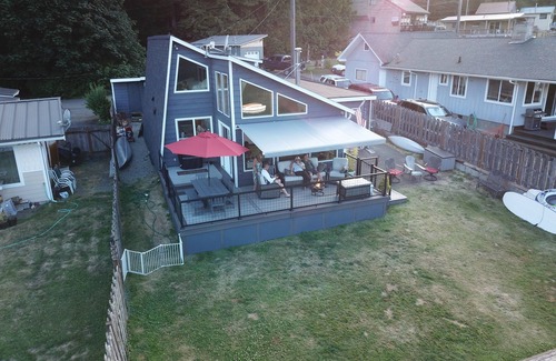 Port Angeles Cabin | Beach level Lake Sutherland Cottage