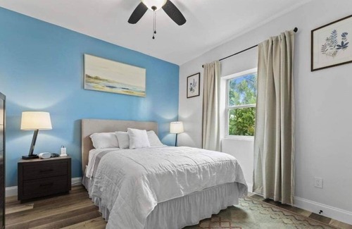 Poiciana Park II Apartment | Beach Studio Near Downtown - Private Area/Driveway