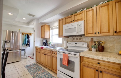 Sarasota Cottage | Beach-Themed Cozy Cottage Close to Downtown, Beaches, Pinecraft & Legacy Trail!