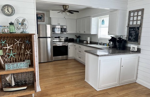 Bermuda Beach House | Beach views! 1 Minute walk to beach! Wake up to the sound of crashing waves!