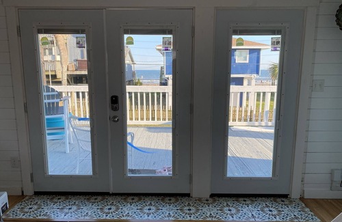 Bermuda Beach House | Beach views! 1 Minute walk to beach! Wake up to the sound of crashing waves!