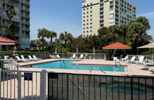 Fort Pierce Shores Condo | Beachfront 2BR/2BA Condo on Hutchinson Island w/Private Garage