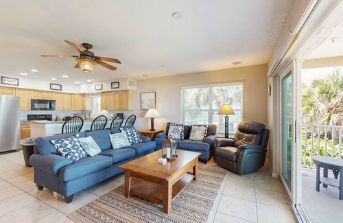 Independence Square Condo | Beachfront corner condo with pool & hot tub - easy access to dining
