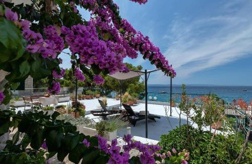 Tucepi Apartment | Beachfront Comfort Apartment NIVES