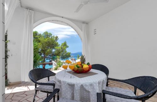 Tucepi Apartment | Beachfront Comfort Apartment NIVES