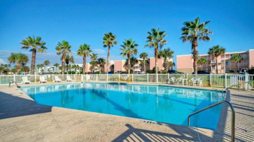 Port Aransas Apartment | Beachfront Complex w 2 Pools Tennis Gulf Views Rise N Beach by AvantStay