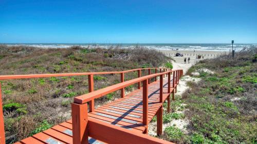 Port Aransas Apartment | Beachfront Complex w 2 Pools Tennis Gulf Views Rise N Beach by AvantStay