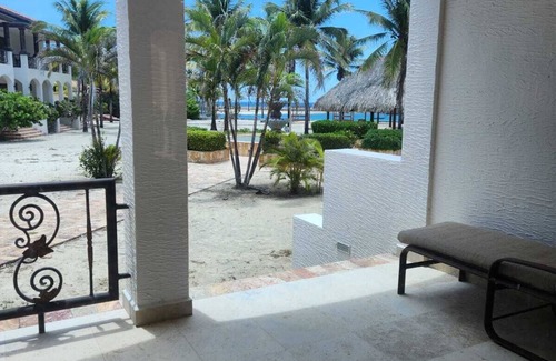 Roatan Condo | Beachfront Condo directly on the private beach - Ground Floor