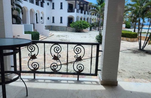 Roatan Condo | Beachfront Condo directly on the private beach - Ground Floor