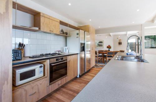 Waiheke Island House | Beachfront Enclosure Bay - Waiheke Unlimited