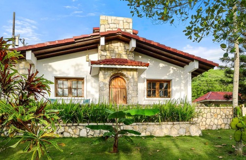 Comuna San Jose Cottage | Beachfront, large Pool, lap pool, & Jacuzzi, Barbecue area, Spectacular Gardens