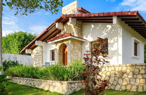 Comuna San Jose Cottage | Beachfront, large Pool, lap pool, & Jacuzzi, Barbecue area, Spectacular Gardens