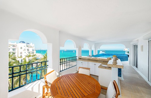 Auroras Condo | Beachfront Penthouse by Pueblo Bonito