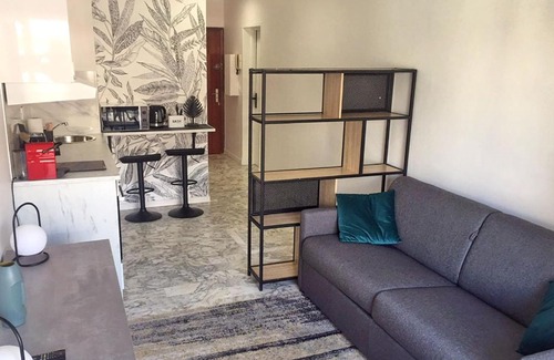 Les Baumettes Apartment | Beachfront Studio on Promenade des Anglais