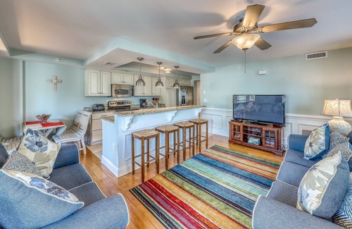 Tybee Island Condo | Beachy condo w/ shared rooftop pool & furnished balcony - steps from the ocean!