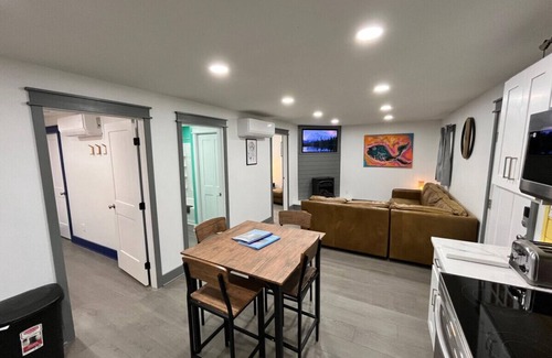 Hawley House | Bear Run Bungalow|Kayaks|Hot Tub|Fireplace|Central