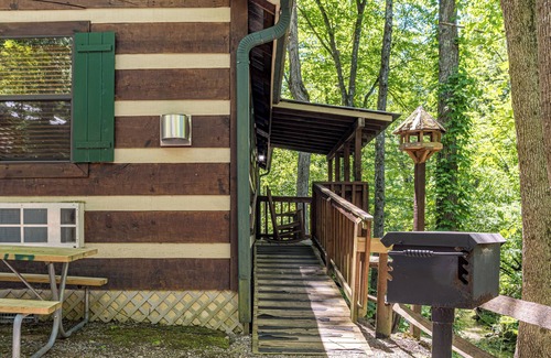 Gatlinburg Cabin | Bearadise: Beautiful Stream-Side Cabin Only Minutes from Gatlinburg Strip