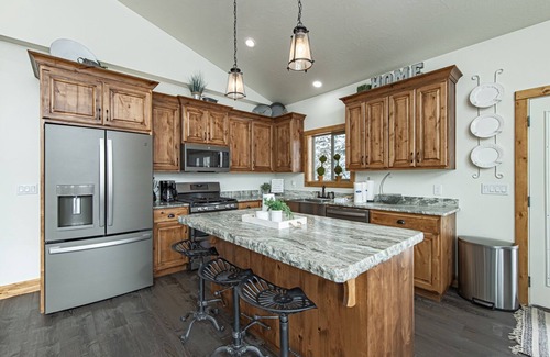 Steam Engine Meadows Cabin | Bears Den Cabin near Navajo & Giant Steps Ski Slopes, fireplace & Hot Tub