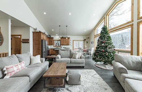 Steam Engine Meadows Cabin | Bears Den Cabin near Navajo & Giant Steps Ski Slopes, fireplace & Hot Tub