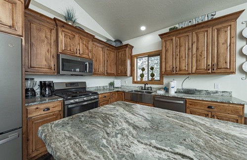 Steam Engine Meadows Cabin | Bears Den Cabin near Navajo & Giant Steps Ski Slopes, fireplace & Hot Tub