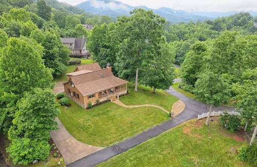 Hayesville Cabin | Bears Eye View - by Chatuge Home Concierge. lake and mountain views