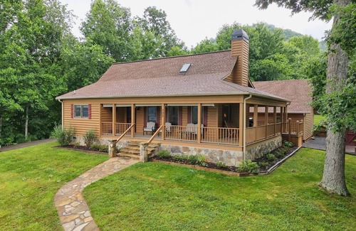 Hayesville Cabin | Bears Eye View - by Chatuge Home Concierge. lake and mountain views